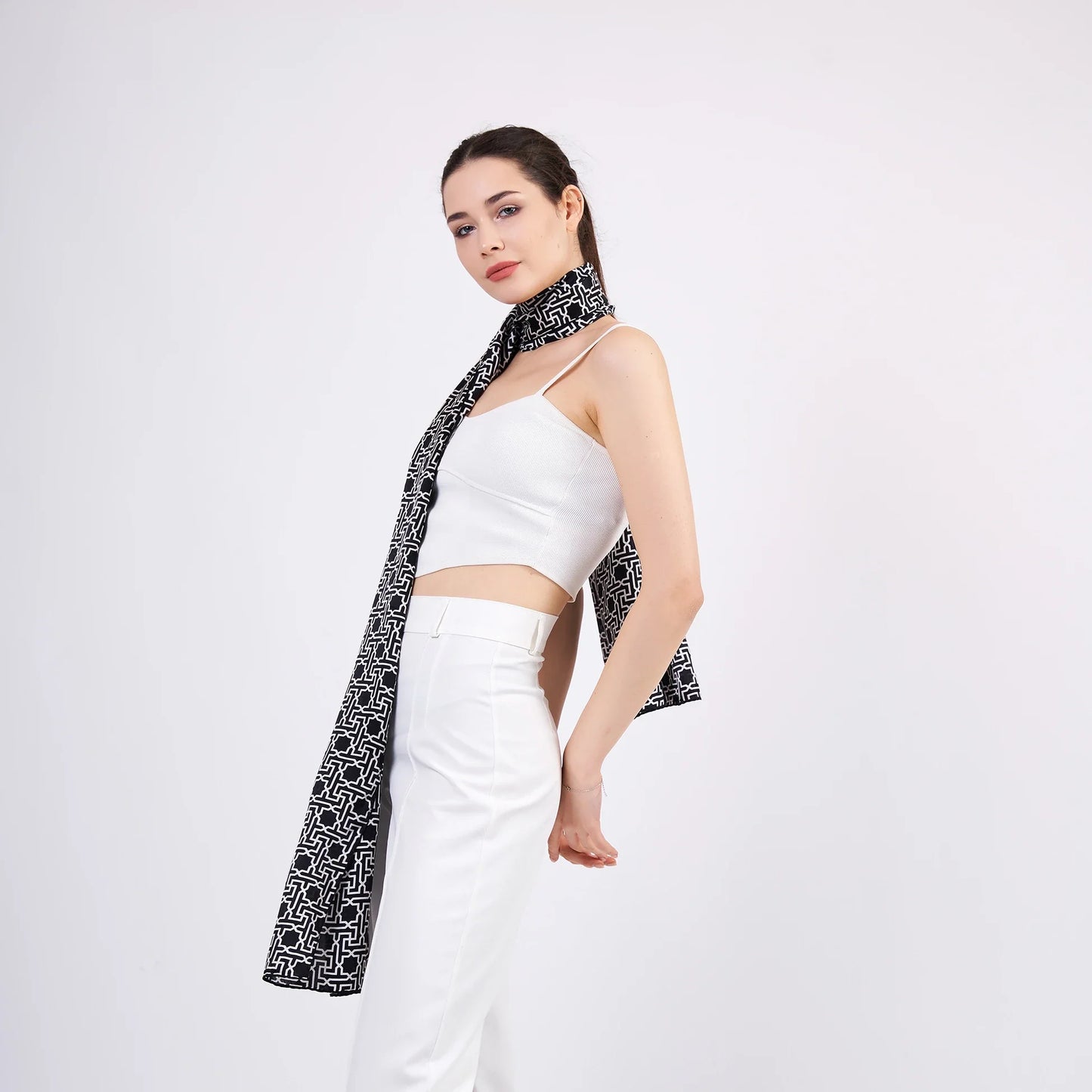 Saf İpek Fular | Siyah | Unisex | Selçuklu Vektörel Yıldız Desen | Nomads Felt