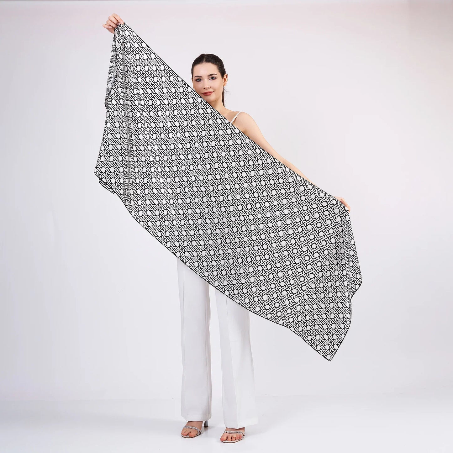 Saf İpek Fular | Siyah Beyaz | Unisex | Selçuklu Vektörel Yıldız Desen | Nomads Felt