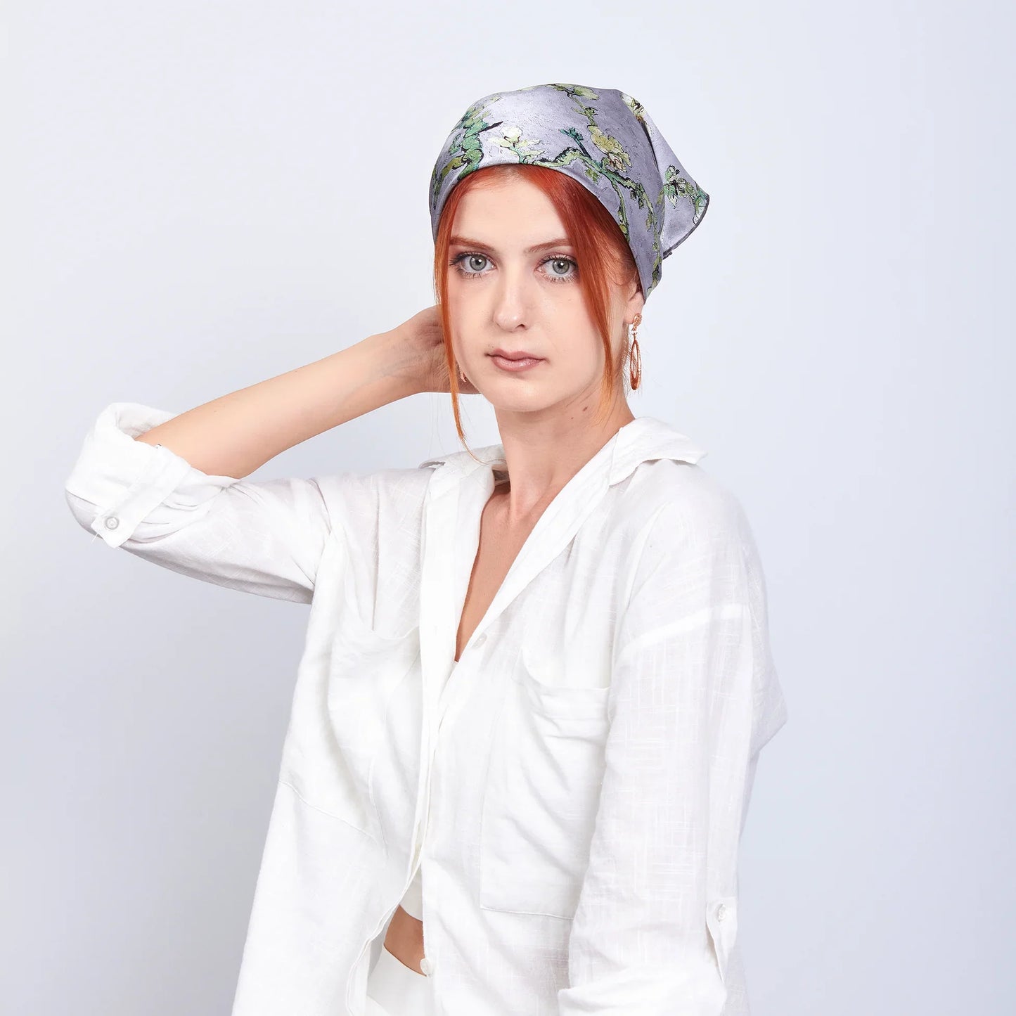 %100 İpek Fular Bandana | 55x55 cm | Gri Van Gogh Badem Ağacı | Nomads Felt