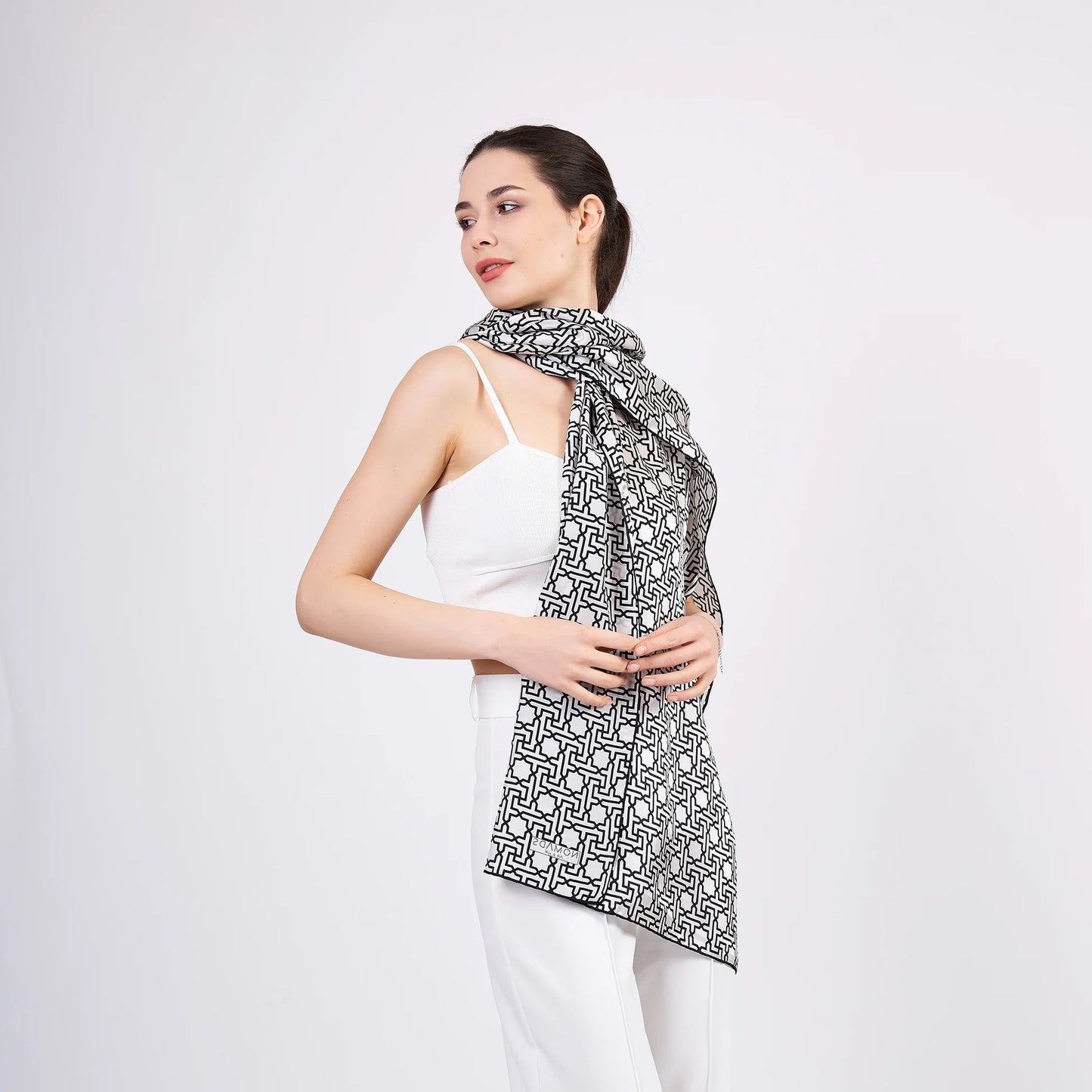 Saf İpek Fular | Siyah Beyaz | Unisex | Selçuklu Vektörel Yıldız Desen | Nomads Felt