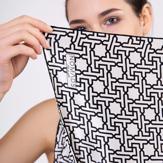 Saf İpek Fular | Siyah Beyaz | Unisex | Selçuklu Vektörel Yıldız Desen | Nomads Felt